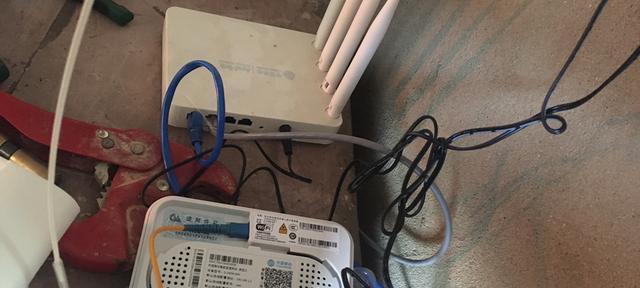 路由器与猫的连接（网络设备连接图解及配置技巧）