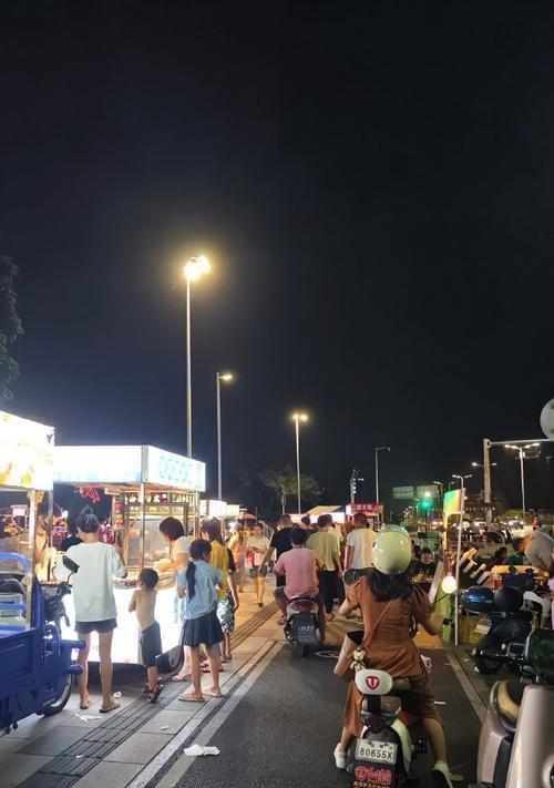 拍摄夜景小吃摊时使用闪光灯的效果如何？是否必要？