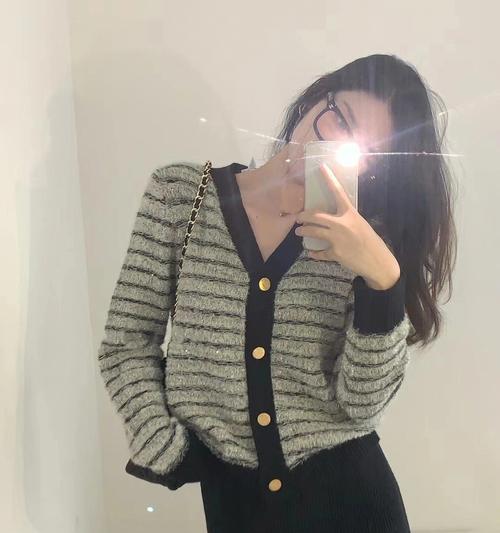 对镜自拍照闪光灯大小怎么调整？效果如何优化？
